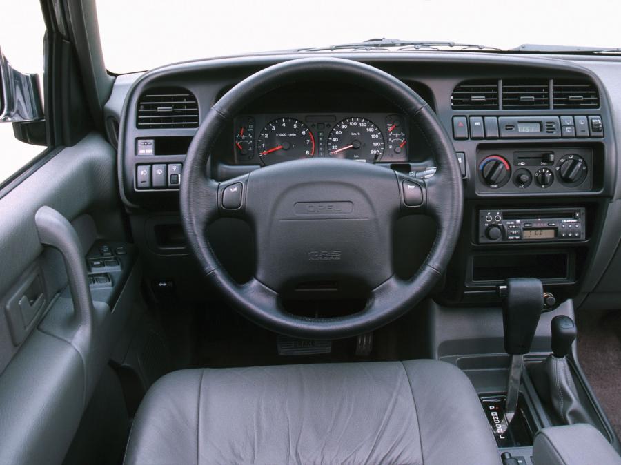 Панель приборов Opel Monterey 3.5 V6 Limited 1998 года  (фото 8 из 36)